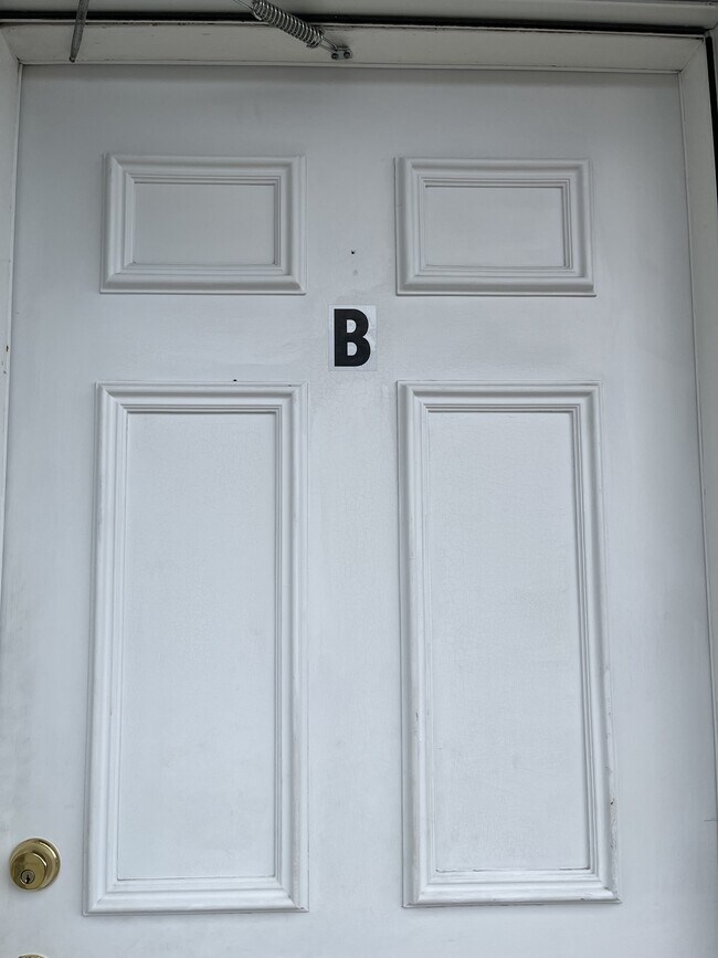 Building Photo - 611 Lincoln Way W