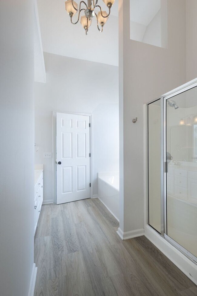 Building Photo - 100 Strathmore Ct