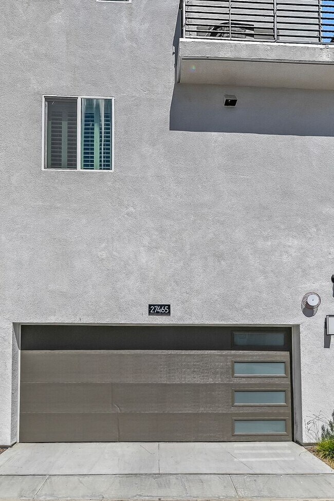 Building Photo - Exquisite Modern Townhome Nestled in the T...