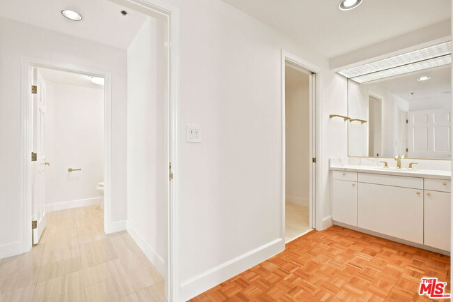 Building Photo - 10724 Wilshire Blvd