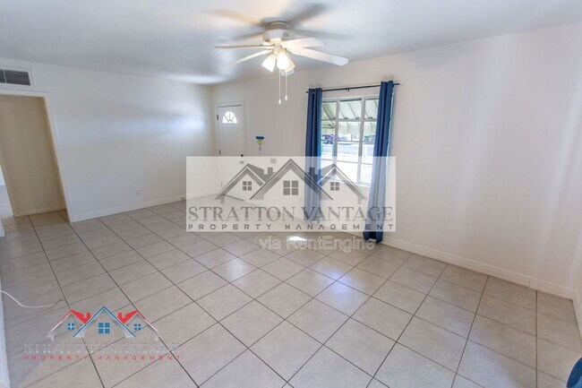 Building Photo - 1324 W Clarendon Ave