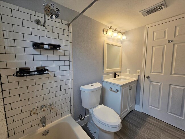 Building Photo - 2504 Manor Cir