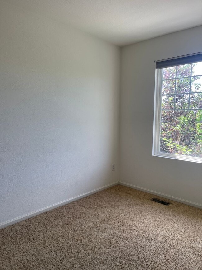 Building Photo - 3 bedroom, 2 bathroom single family house ...