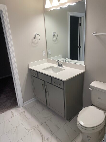 Upstairs Barhroom - 304 Lusterleaf Ln
