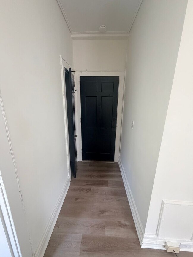 Building Photo - Renovated studio in Uptown! 1/2 deposit down 1st full month free!