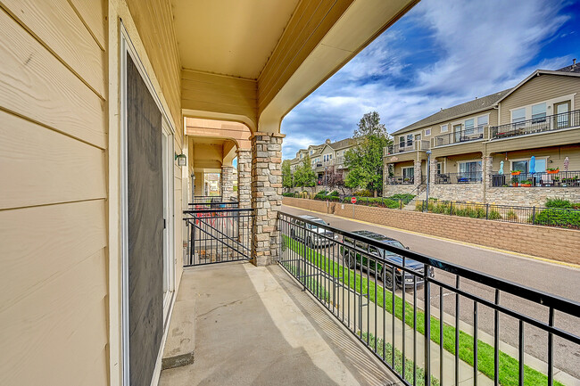 Building Photo - "Elegant 3-Bed, 2.5-Bath Home with Granite...