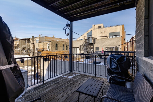 Building Photo - 922 N Hermitage Ave