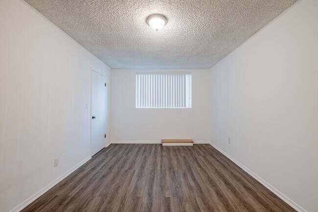 Building Photo - Spacious 1 bed 1 bath apartment in Santa Monica! ** 1 GARAGE PARKING SPACE INCLUDED!**