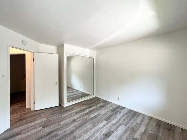 Building Photo - 1751 Parkside Dr