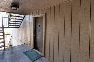 Building Photo - 2/1 Condo in Glen Iris