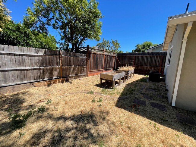 Building Photo - Wonderful and Spacious 4 Bedroom Concord H...