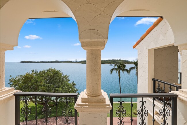 Building Photo - 2442 Fisher Island Dr