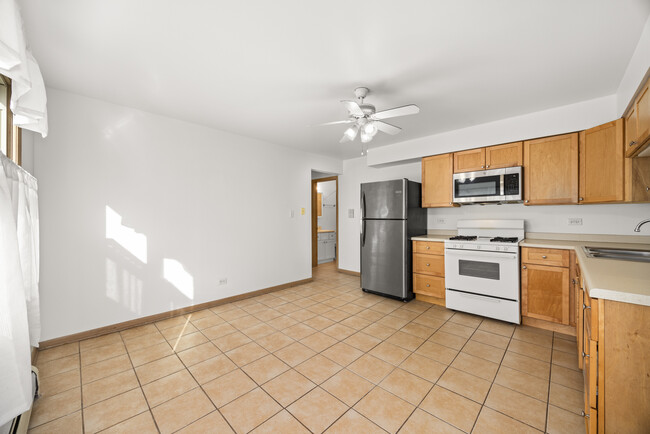 Building Photo - Spacious 1 bedroom, 1 bathroom apartment