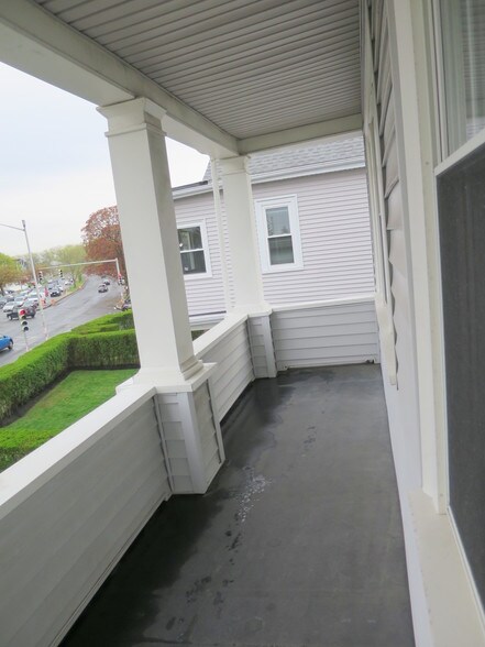 Building Photo - 1098 Fellsway