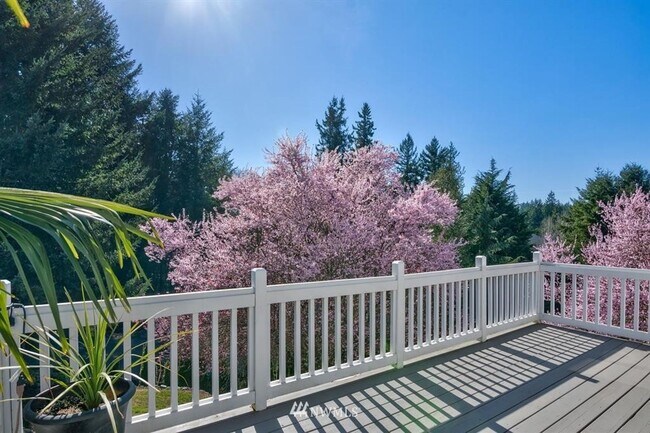 Building Photo - 3 Bedroom 2.5 Bath Hilltop Home w/Beautifu...