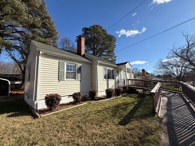 Building Photo - Large 3bed 1.5 bath ranch with 2 car garage $1895