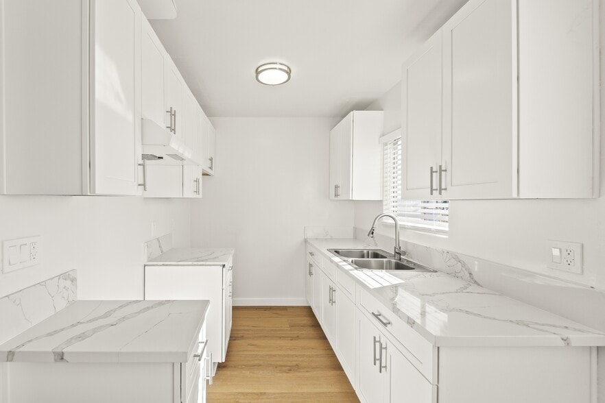 Building Photo - 940 W Gage Ave
