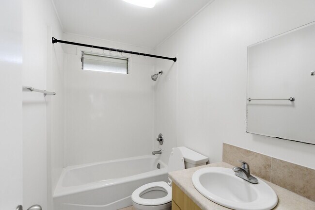 Building Photo - Charming 2-Bedroom Apartment in Prime Ala Moana Location – Parking & In-Unit Washer/Dryer!