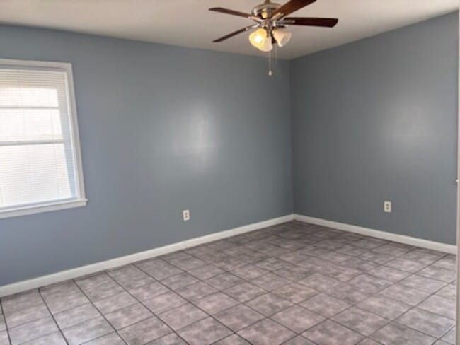 Building Photo - 3167 Longwood Dr