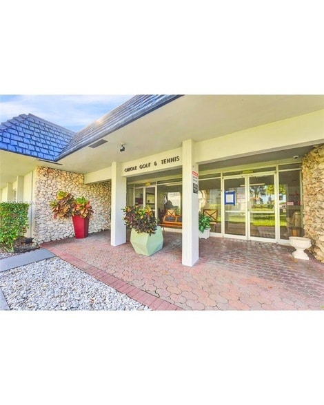 Building Photo - 7787 Golf Cir Dr