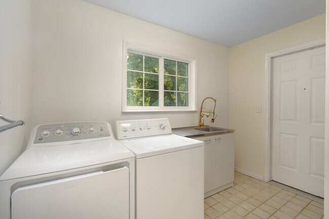 Building Photo - 2377 Williamstown Ct