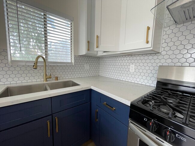 Building Photo - 1385 N Marengo Ave