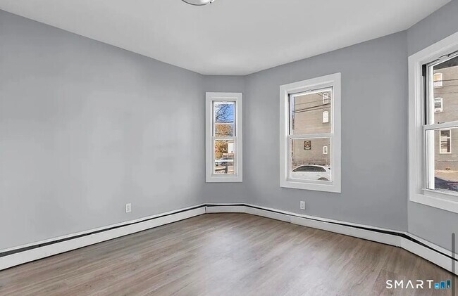 Building Photo - 748 Maple St