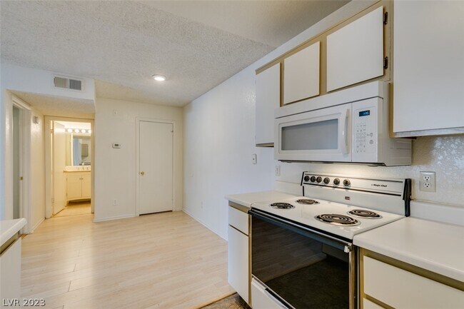 Building Photo - 221 Mission Newport Ln