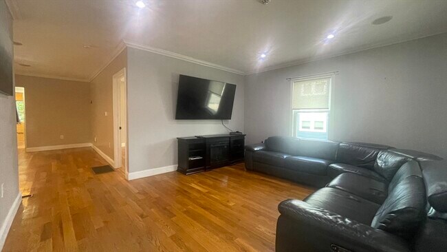 Primary Photo - 87 W Selden St