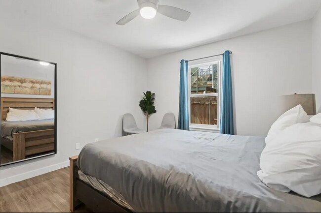 Building Photo - Spacious One-Bedroom at Hyde Park Square