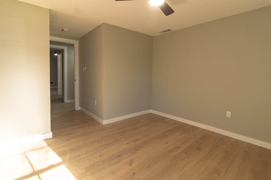 Building Photo - 981 W Oak St