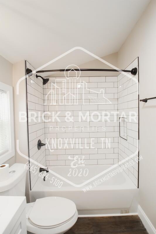 Building Photo - 404 E Emerald Ave