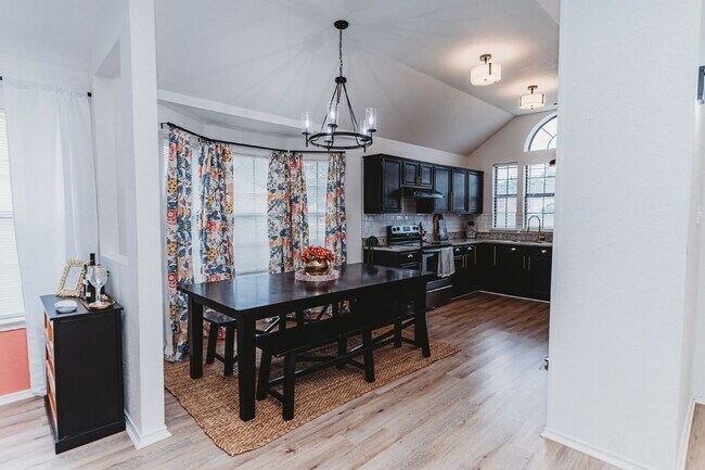 Building Photo - "Well-maintained 4-Bedroom Gem with 2 Full Baths and a Fireplace in Desirable Harker Heights Neig...