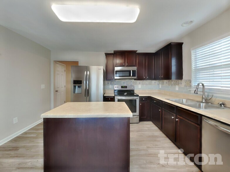 Building Photo - 2820 Wild Poplar Way