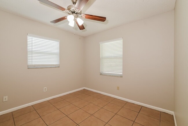 Building Photo - 206 Yale Dr