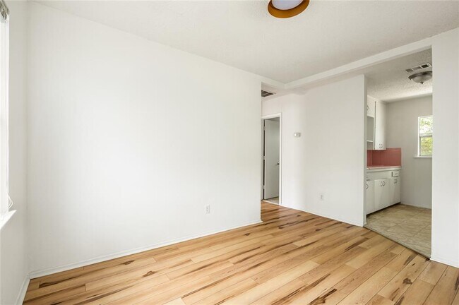 Building Photo - 918 E 50th None