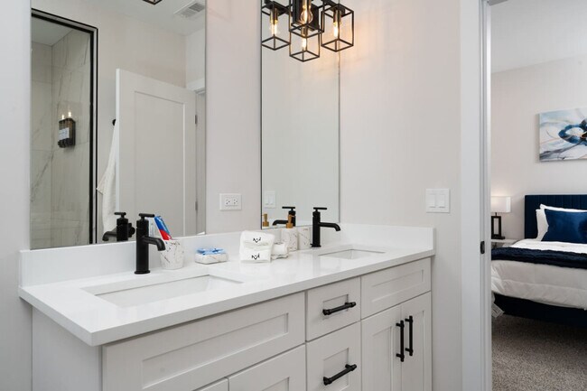 Building Photo - 3723 S Giles Ave