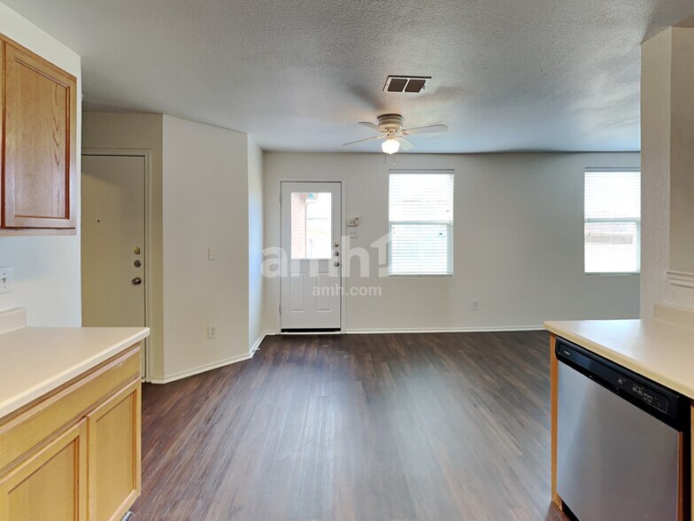 Building Photo - 1409 Laurel Ln