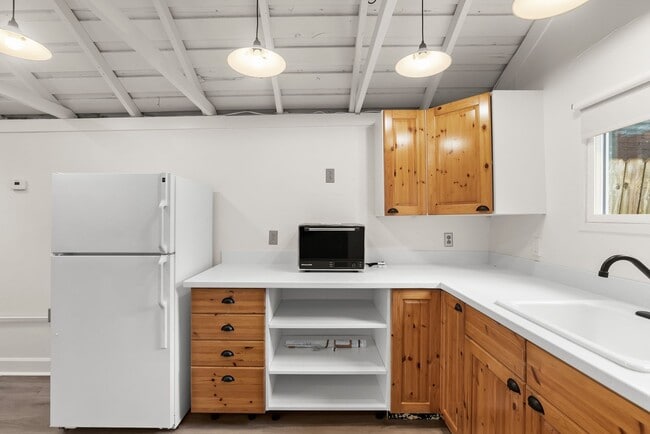 Building Photo - Cozy Studio in West Linn