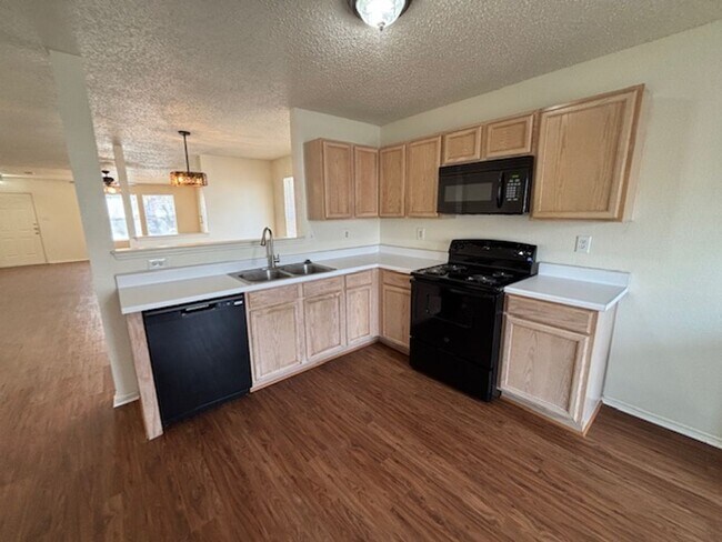 Building Photo - 1 Story Home in Crowlley with Community Pool