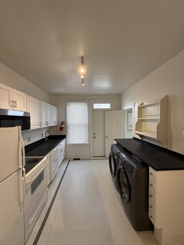 Building Photo - 458 E Sycamore St