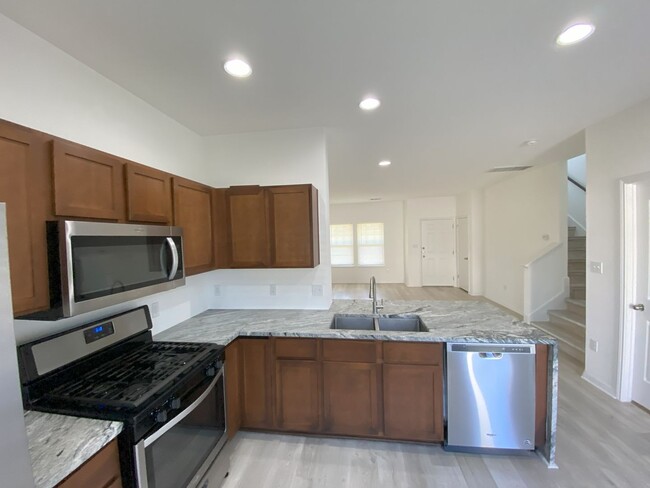 Building Photo - Modern Comfort Meets Ideal Location - 3BR/...