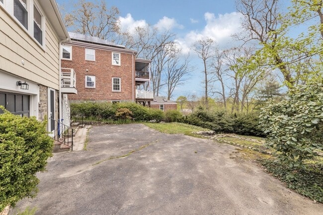Building Photo - 55 Arborough Rd