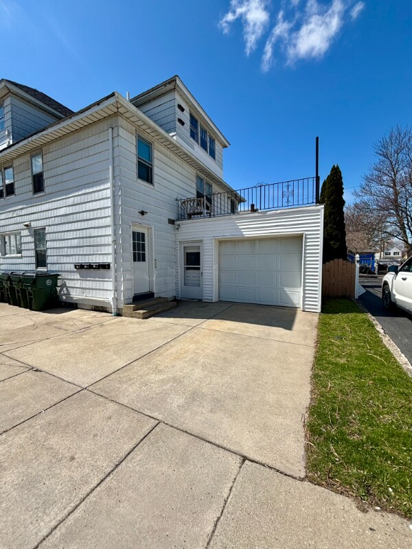 Building Photo - 90 Laverack Ave