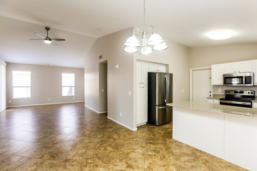 Building Photo - 1058 S Sierra St