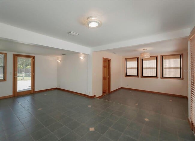 Building Photo - 1420 Alhambra Way S