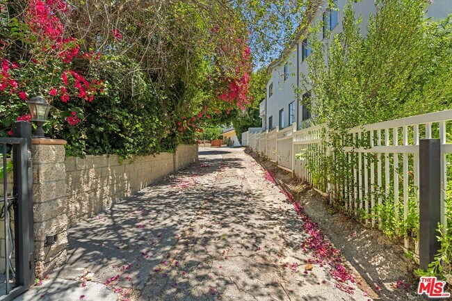 Building Photo - 5216 Sale Ave