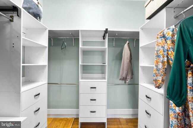 Building Photo - 15 E 4th St