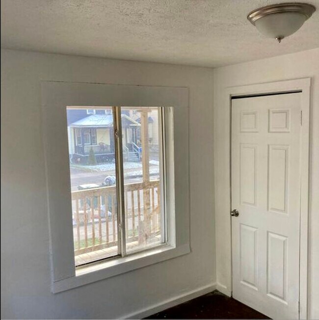 Building Photo - 42 Rosewood Ter