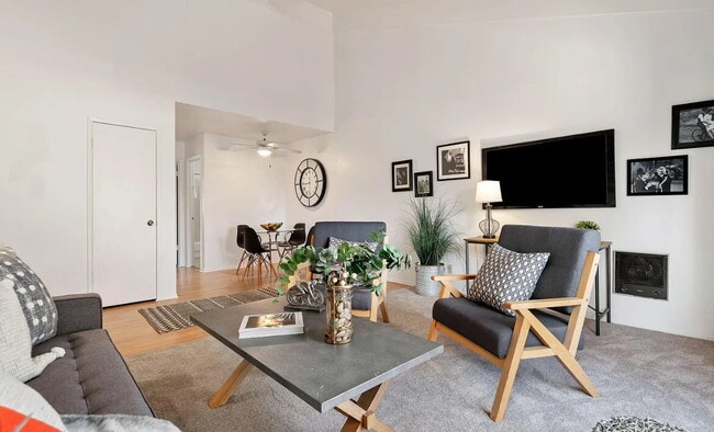 Building Photo - This sweet 1-BD, 1-BA condo is in the Sant...